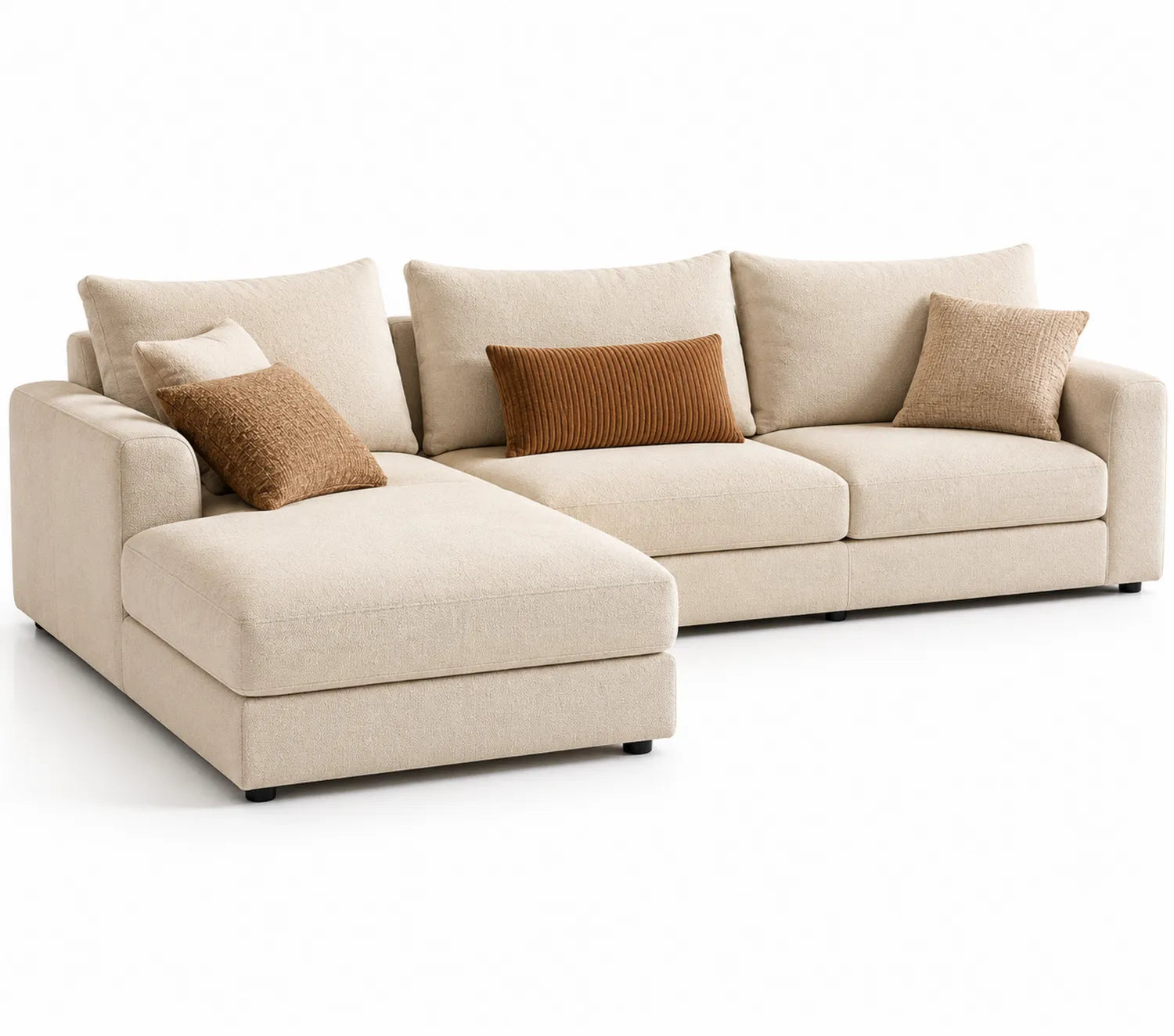 Sofá chaise longue de tela beige con cojines