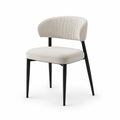 Silla de terciopelo beige con estructura de metal negra